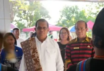 Gubernur NTT Melki Laka Lena didampingi Kepala Dinas Nakertrans NTT Yosef Rasi saat menghadiri kegiatan Job Fair di GOR Oepoi Kupang, Jumat (22/5/2026).
