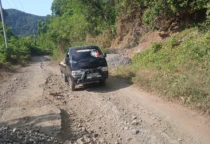 jalan-rusak-di-alor