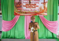 Bupati SBD, Ratu Ngadu Bonnu Wulla saat memberikan sambutan saat menghadiri pemberkatan gedung sekolah sekaligus syukuran Akreditasi B SMA Katolik Hati Kudus Yesus Wee Kombaka, Senin (12/10/2026). (Foto: Kominfo Sumba Barat Daya)
