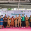 Bupati Sumba Barat Daya, Ratu Ngadu Bonnu Wulla, bersama Wakil Bupati Dominikus Alphawan Rangga Kaka dan jajaran PT Kalbe Farma Tbk berfoto bersama usai peluncuran kolaborasi pemeriksaan diabetes melitus melalui program Cek Kesehatan Gratis (CKG) serta penyerahan bantuan 2.500 pcs insulin gratis di Culiner Center Tambolaka, Senin (12/10/2026). (Foto: Kominfo Sumba Barat Daya)