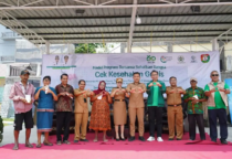 Bupati Sumba Barat Daya, Ratu Ngadu Bonnu Wulla, bersama Wakil Bupati Dominikus Alphawan Rangga Kaka dan jajaran PT Kalbe Farma Tbk berfoto bersama usai peluncuran kolaborasi pemeriksaan diabetes melitus melalui program Cek Kesehatan Gratis (CKG) serta penyerahan bantuan 2.500 pcs insulin gratis di Culiner Center Tambolaka, Senin (12/10/2026). (Foto: Kominfo Sumba Barat Daya)