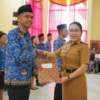Bupati Sumba Barat Daya, Ratu Ngadu Bonnu Wulla, ST, menyerahkan SK PNS Formasi Tahun 2024 sekaligus melantik PNS dalam jabatan fungsional di Aula Bupati SBD, Senin (12/10/2026). Ia meminta para ASN menjadi motor penggerak perubahan dan memberikan pelayanan terbaik bagi masyarakat. (Foto: Kominfo Sumba Barat Daya)