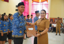 Bupati Sumba Barat Daya, Ratu Ngadu Bonnu Wulla, ST, menyerahkan SK PNS Formasi Tahun 2024 sekaligus melantik PNS dalam jabatan fungsional di Aula Bupati SBD, Senin (12/10/2026). Ia meminta para ASN menjadi motor penggerak perubahan dan memberikan pelayanan terbaik bagi masyarakat. (Foto: Kominfo Sumba Barat Daya)